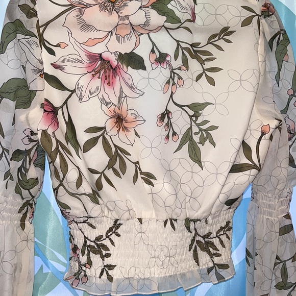 Guess Long Sleeve Blouse Women’s Size Small V Neck Ruched Crop Shirt - Picture 9 of 15